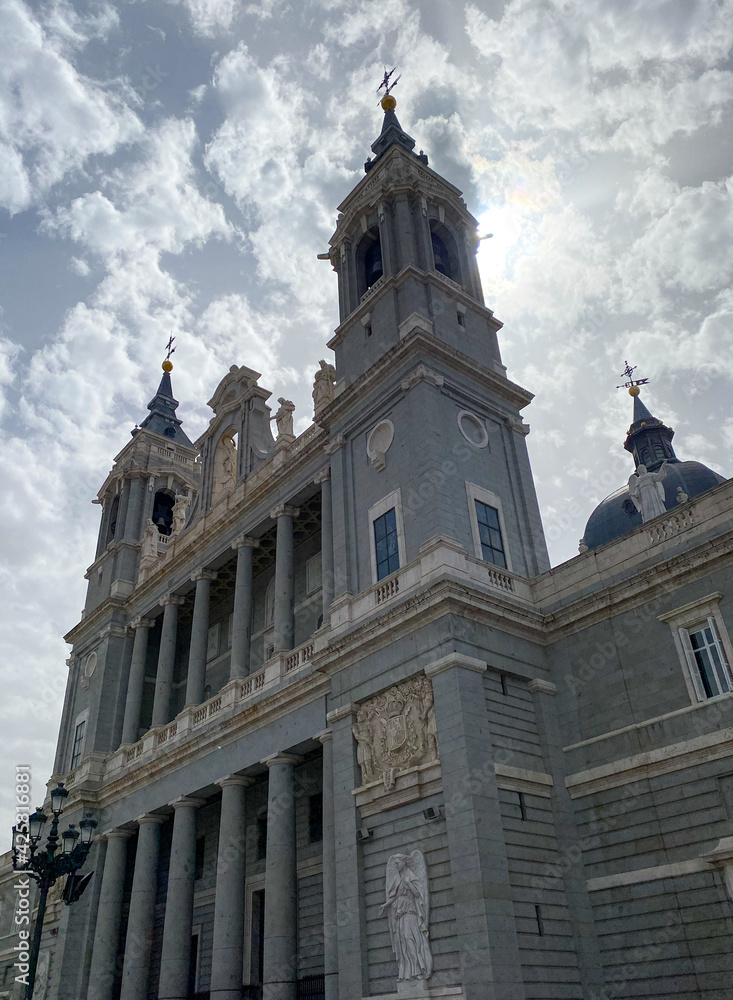 Perspectiva de la Catedral de la Almudena con un cielo lleno de nubes