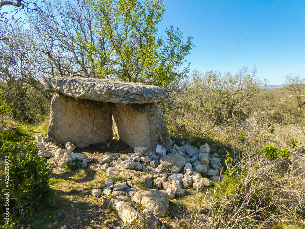dolmen dolmen