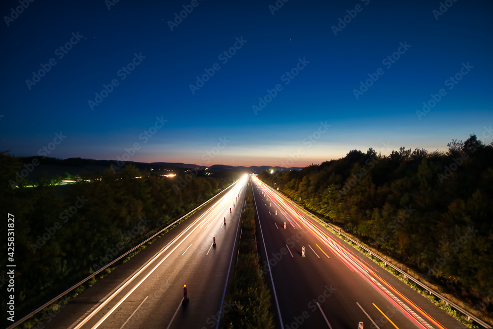 Autobahn zur blauen Stunde mit Lichtspuren.