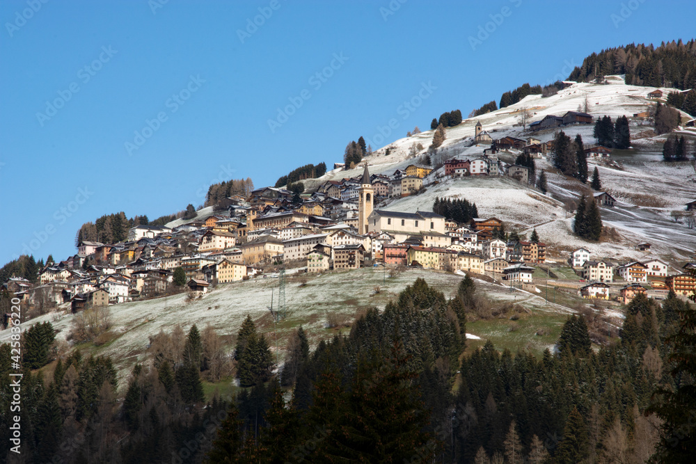 la neve a primavera a Dosoledo in Comelico superiore,Dolomiti 