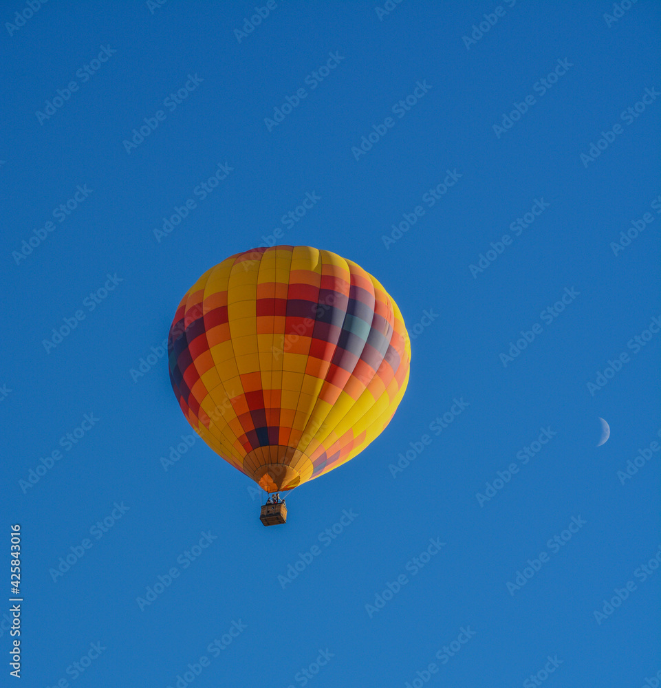 Obraz premium Peaceful flight over sunny Arizona in a brightly colored Hot Air Balloon. Maricopa County, Arizona