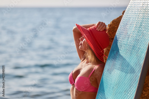 Canvas Print Young woman enjoy sunny weather on beach