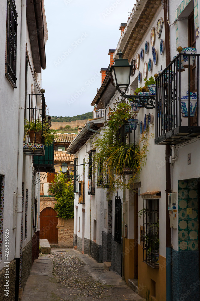 Calle Charca, El Albaicín, Granada, Andalusia, Spain: a quiet lane in the old Moorish quarter of the city