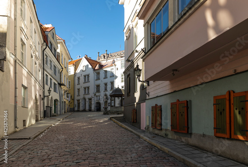 Fototapeta Naklejka Na Ścianę i Meble -  buildings of old Tallinn