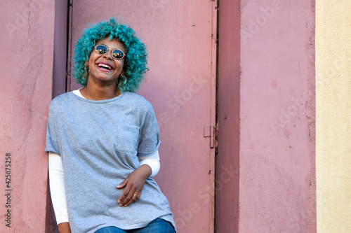 Photography afro american girl smiling with sunglasses on the street