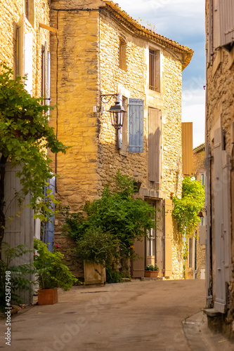 Fototapeta Naklejka Na Ścianę i Meble -  Goult in Provence, village perched on the mountain, typical street
