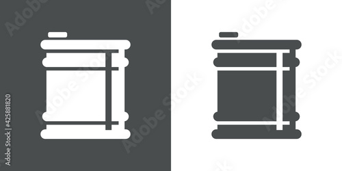 Barril metálico de aceite en fondo gris y fondo blanco