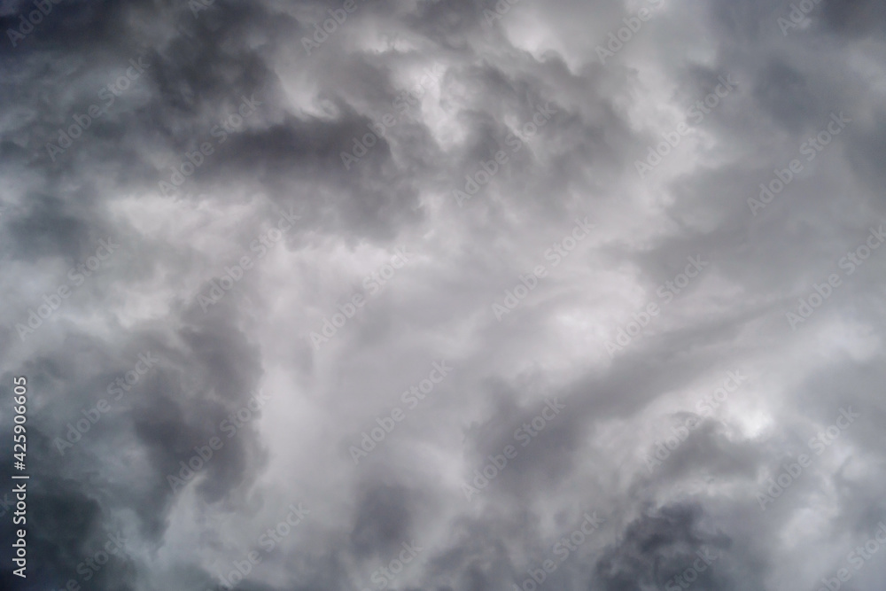 Begins a strong thunderstorm, heavy dark clouds, hurricane Begins a strong thunderstorm, heavy dark clouds, hurricane