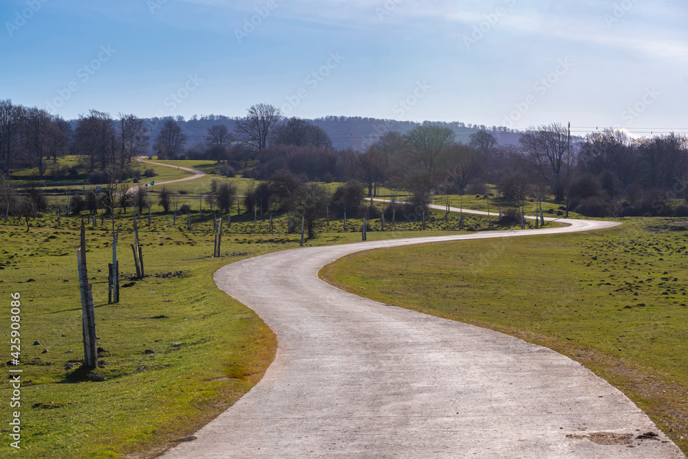 Ruta de senderismo en el parque natural de Urbasa y Andia (Navarra, España). Ruta de senderismo en el parque natural de Urbasa y Andia (Navarra, España).