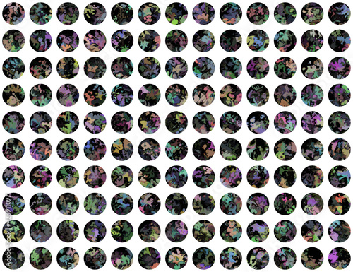 Patrón de esferas en colores abstractos cromados sobre fondo blanco