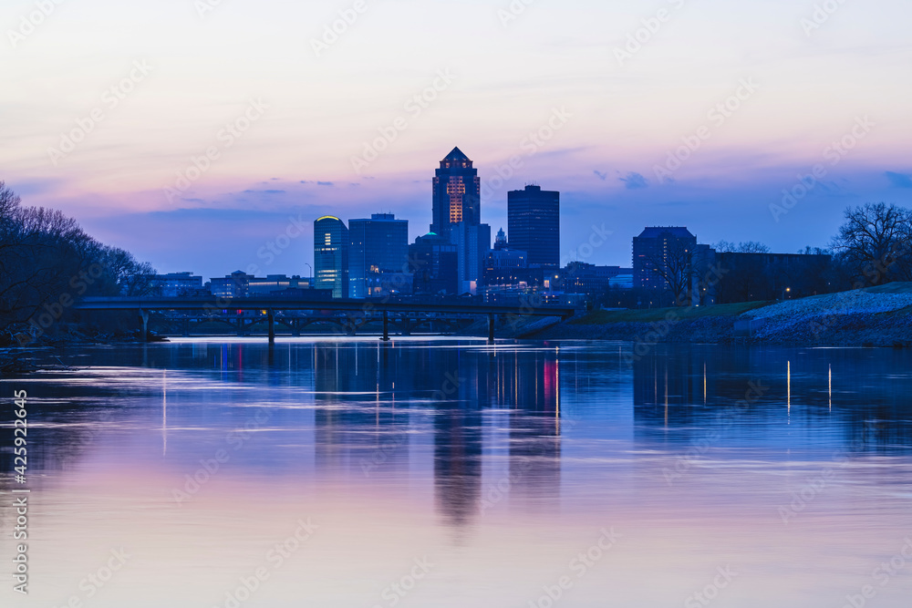 Obraz premium Reflections of the Des Moines Skyline in the Des Moines River at Sunset