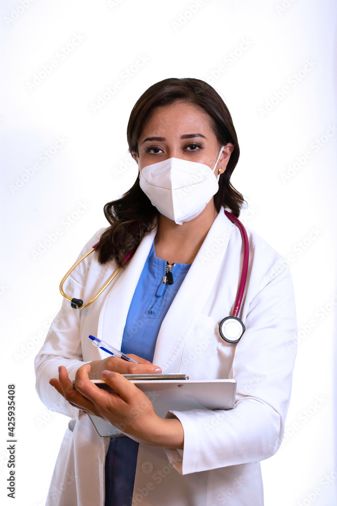 medico joven latina con tapabocas fondo blanco poniendo atención lista para anotar medico joven latina con tapabocas fondo blanco poniendo atención lista para anotar