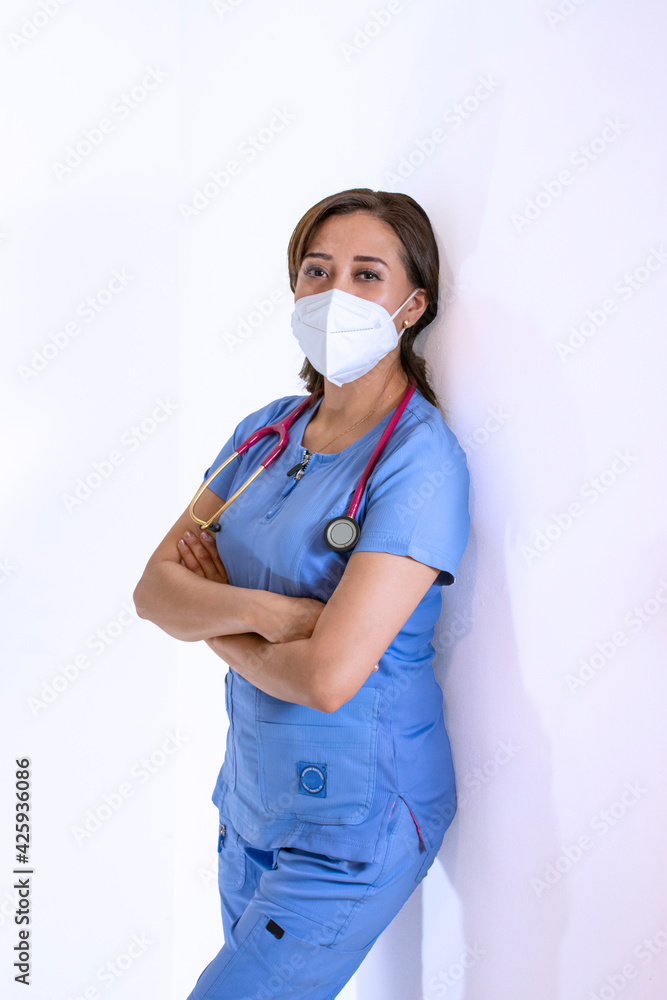 medico cirujano mujer latina joven orgullosa con tapabocas con uniforme medico cirujano mujer latina joven orgullosa con tapabocas con uniforme