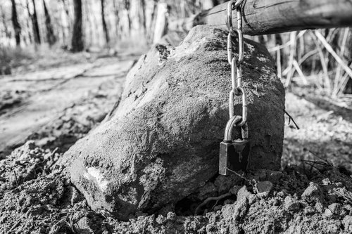 Obraz na płótnie Kamień z kłódką blokujący drogę. w salonie