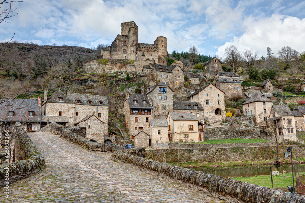 Vue du village de Belcastel dans le département de l'Aveyron en Occitanie - France
