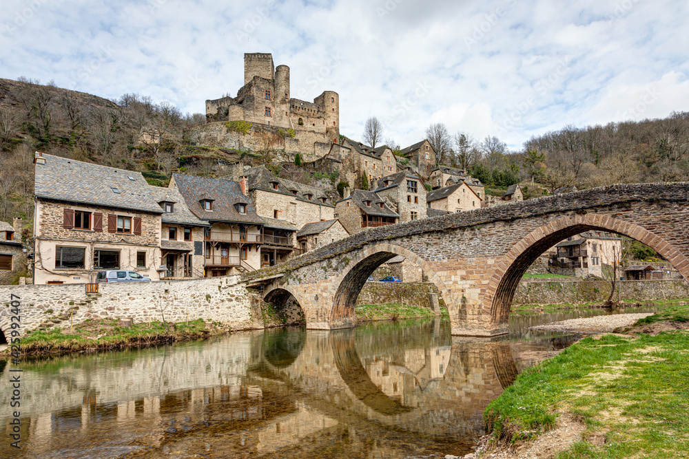 Vue du village de Belcastel dans le département de l'Aveyron en Occitanie - France