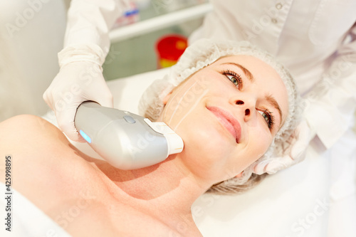 Hautstraffung im Gesicht einer Frau durch Ultraschall