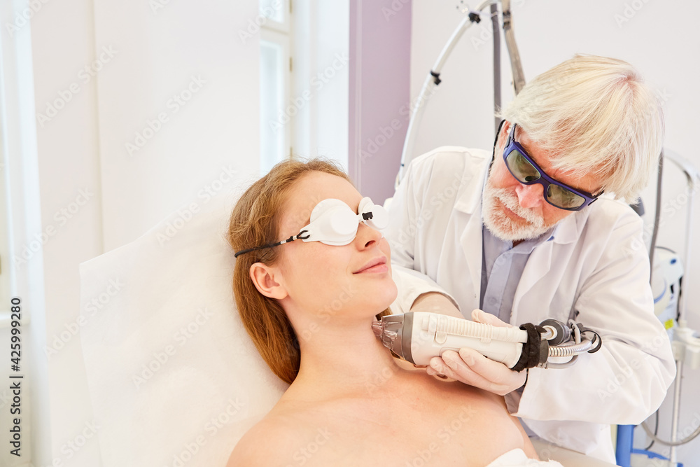 Hautverjüngung am Hals durch Lasertherapie - obrazy, fototapety, plakaty 