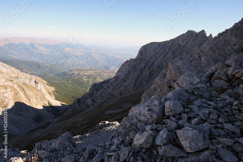 montagna italiana abruzzo gran sasso veduta sentieri lago 