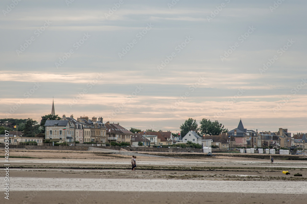Naklejka premium Marée basse à Langrune-sur-Mer, Normandie, France