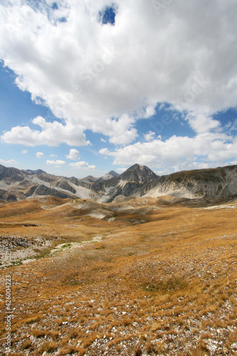 montagna italiana abruzzo gran sasso veduta sentieri lago  © massimodimascio
