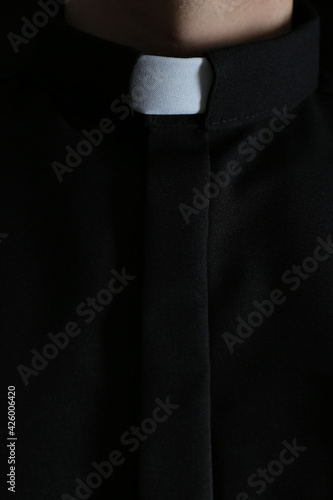 Foto Priest wearing cassock with clerical collar, closeup view