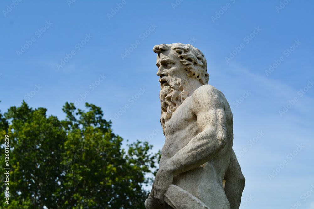 Una statua nel parco di Villa Olmo a Como.