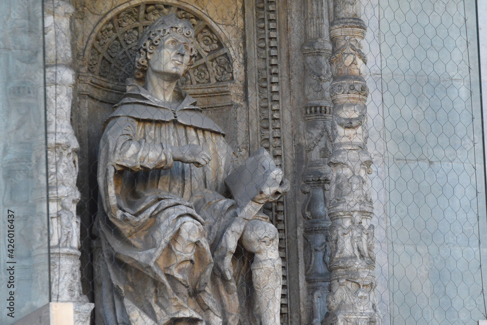 La statua di Plinio il Vecchio sulla facciata del Duomo di Como.