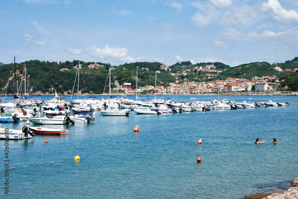 Il porto di Lerici in provincia di La Spezia, in Liguria, Italia.