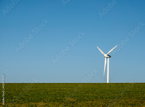 Windkraftanlage auf einem Feld mit Blauen Himmel