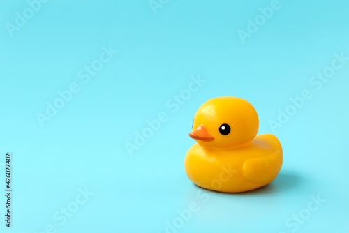 Foto Yellow rubber duck on blue background