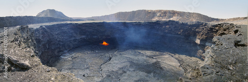 Au bord du lac de lave du volcan Erta Ale en Éthiopie