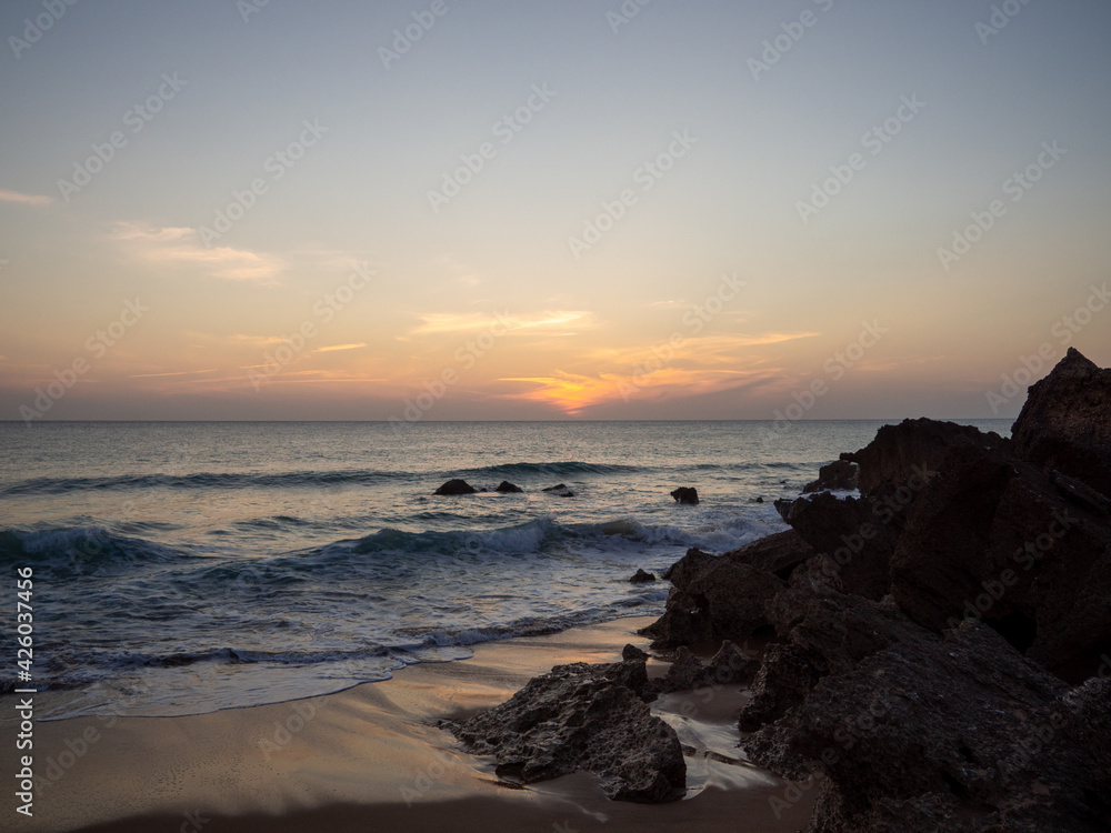Puesta de sol en una playa de cádiz