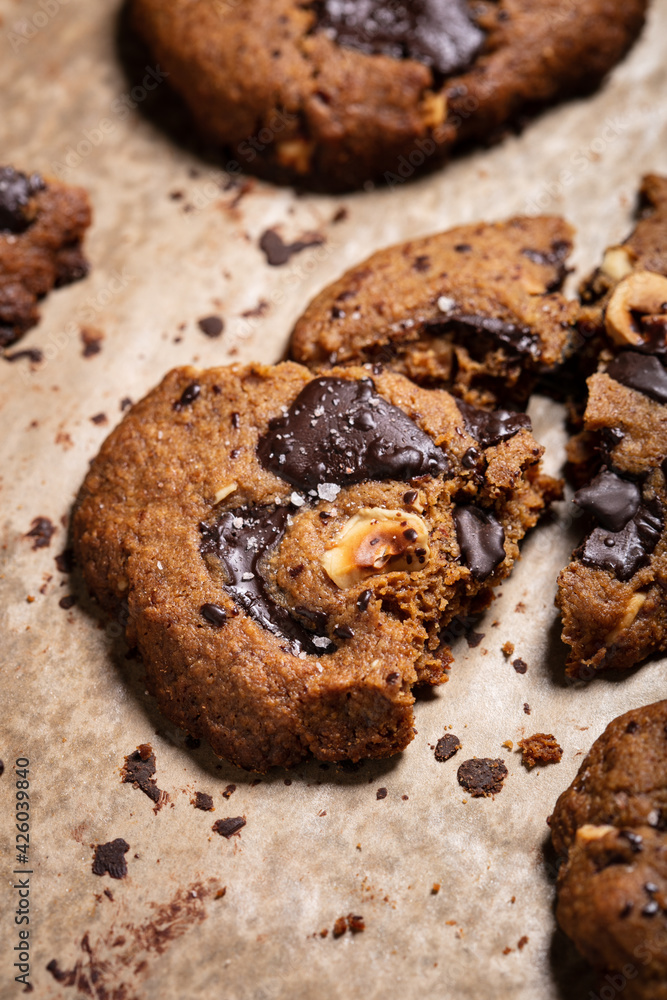 Cookie chocolat noisettes en gros plan	
