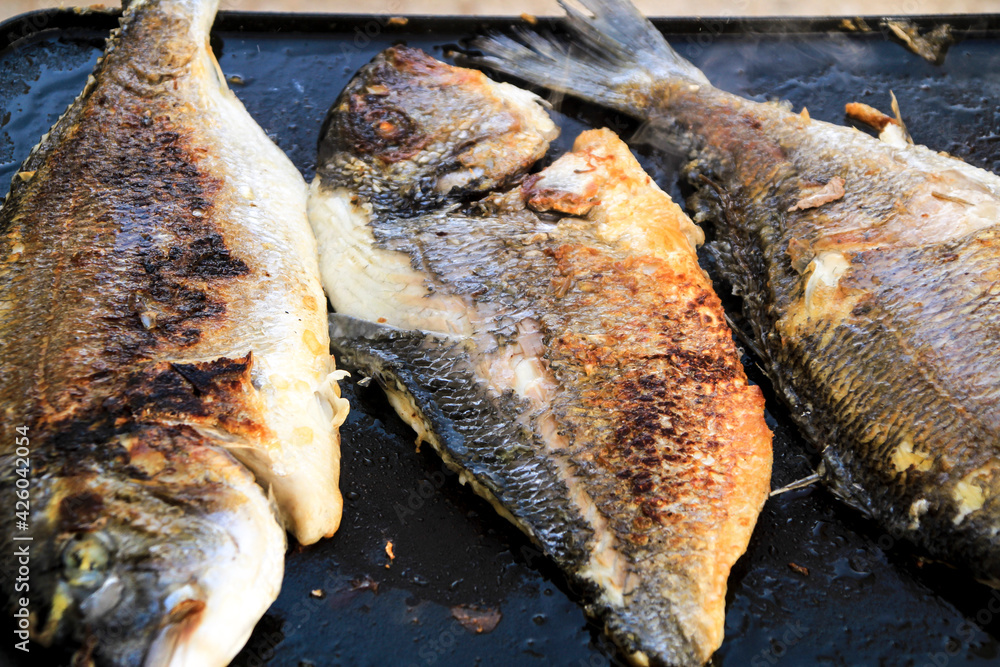 Fotografie Grilling gilt-head bream in Spain