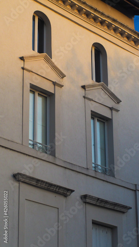 Wallpaper Mural Rues de Casteljaloux, bordées de bâtiments à l'architecture ancienne Torontodigital.ca