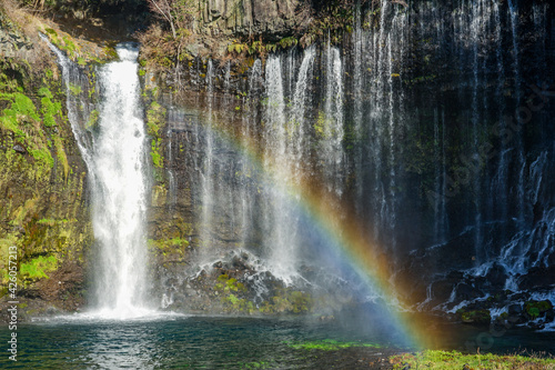 虹に彩られた白糸の滝（静岡県）