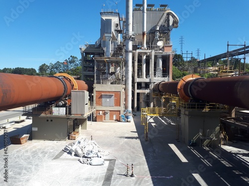 Φωτογραφία Two lime kiln in a huge pulp mill