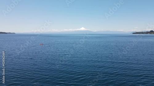 2 deportistas remando Kayak en Volcanes Osorno Región de los Lagos, Chile