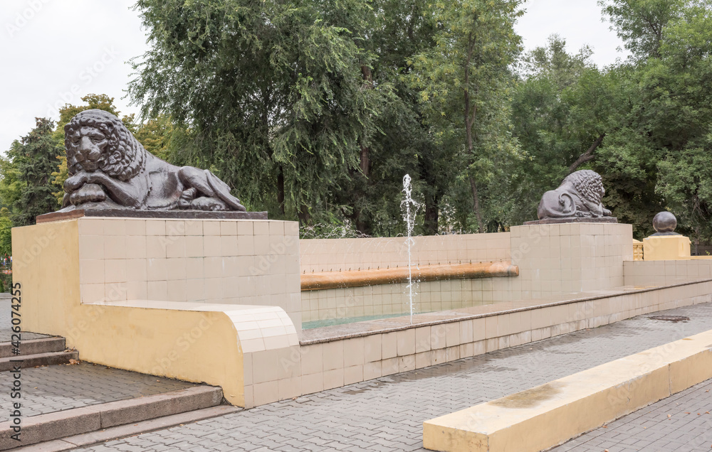 Obraz premium Fountain with lions sleeping in cloudy weather in Rostov-on-Don