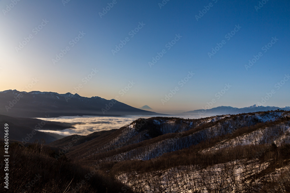 霧ヶ峰高原から雲海に浮かぶ朝の富士山