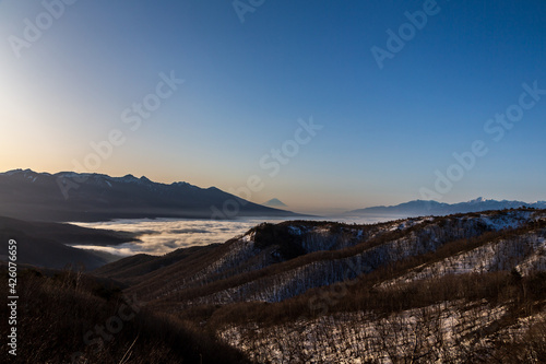霧ヶ峰高原から雲海に浮かぶ朝の富士山 © Umibozze
