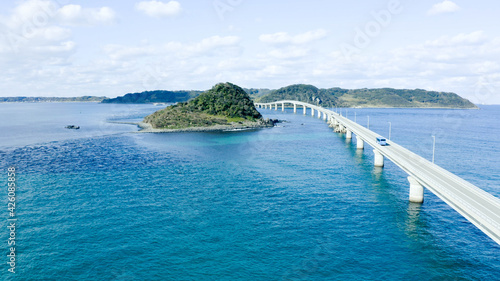 日本の絶景ドライブコース角島大橋。青空と海。