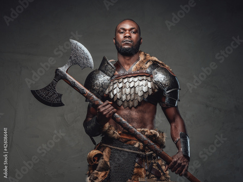 Cuadro en lienzo African furious viking in antique armour holding a huge steel axe