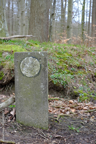 Ein Grenzstein kennzeichnet die Waldgrenze