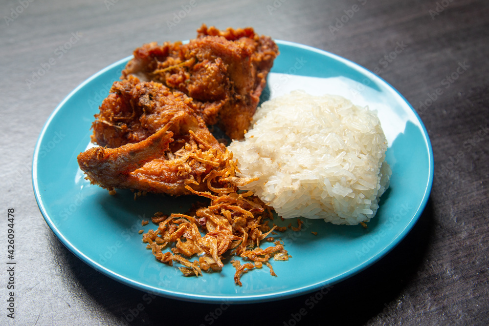 Stockfoto med beskrivningen Top view Fried chicken and fried onion with