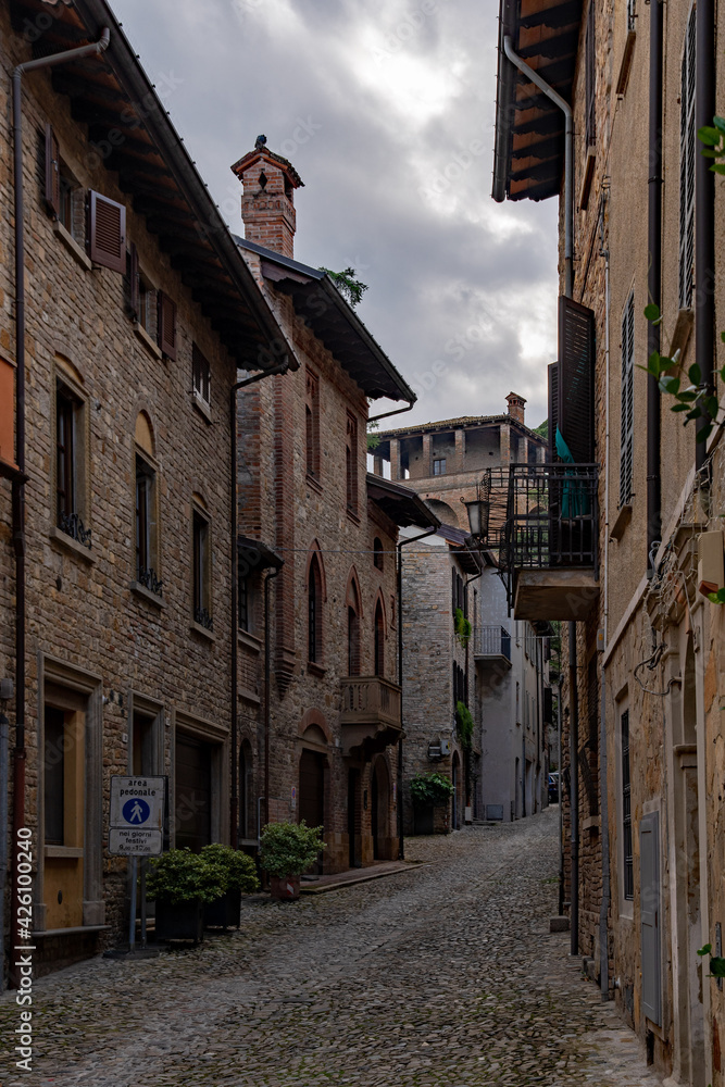 Straße in der Altstadt von Castell'Arquato in der Emilia-Romagna in Italien Straße in der Altstadt von Castell'Arquato in der Emilia-Romagna in Italien