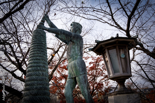 japanese samurai statue