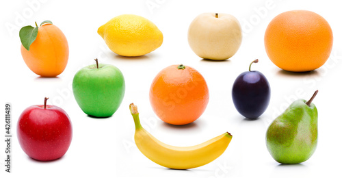Fototapeta Naklejka Na Ścianę i Meble -  Verschiedene Früchte auf weissem Hintergrund