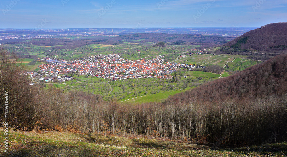 Obraz premium Landschaft mit Blick auf Beuren beim Hohenneuffen, Schwäbische Ab
